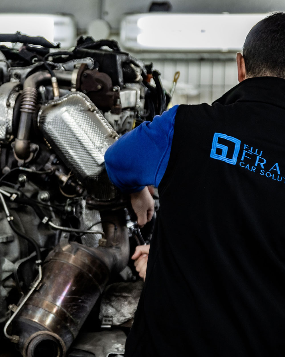 tecnico di Fratelli Franci Car Solutions ripara un motore