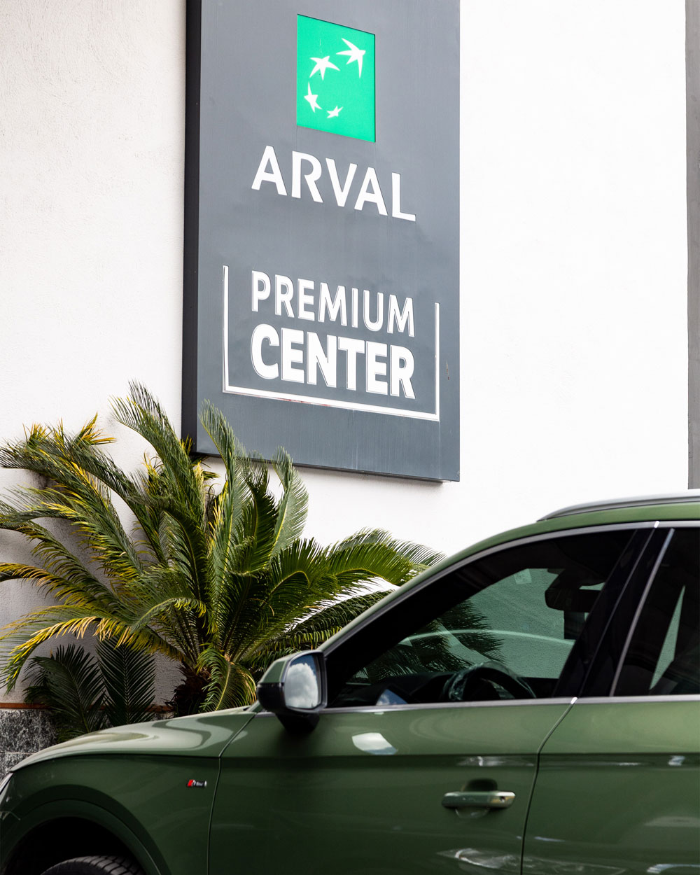 insegna Arval Premium Center dentro officina Fratelli Franci