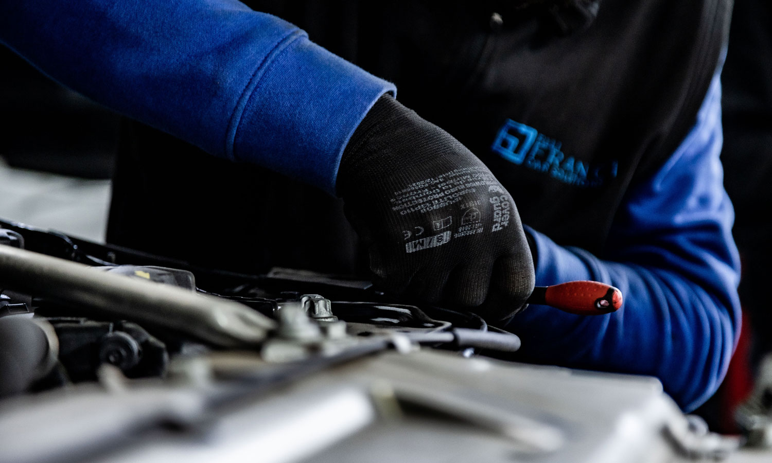 dettaglio mano di operaio a lavoro presso officina Fratelli Franci