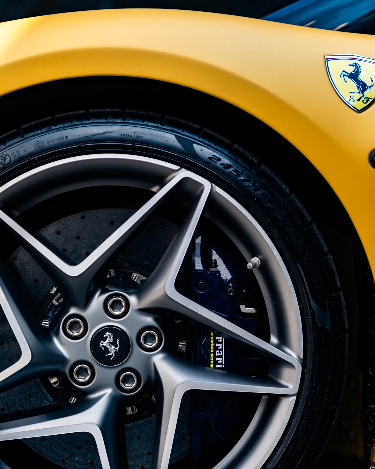 dettaglio Ferrari gialla con cerchio in lega rigenerato