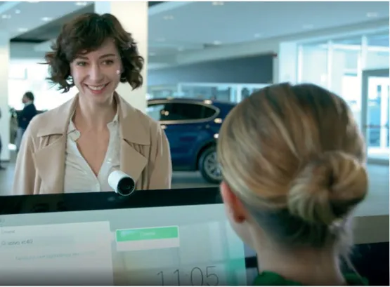 donna dietro al vetro di un ufficio informazioni Arval