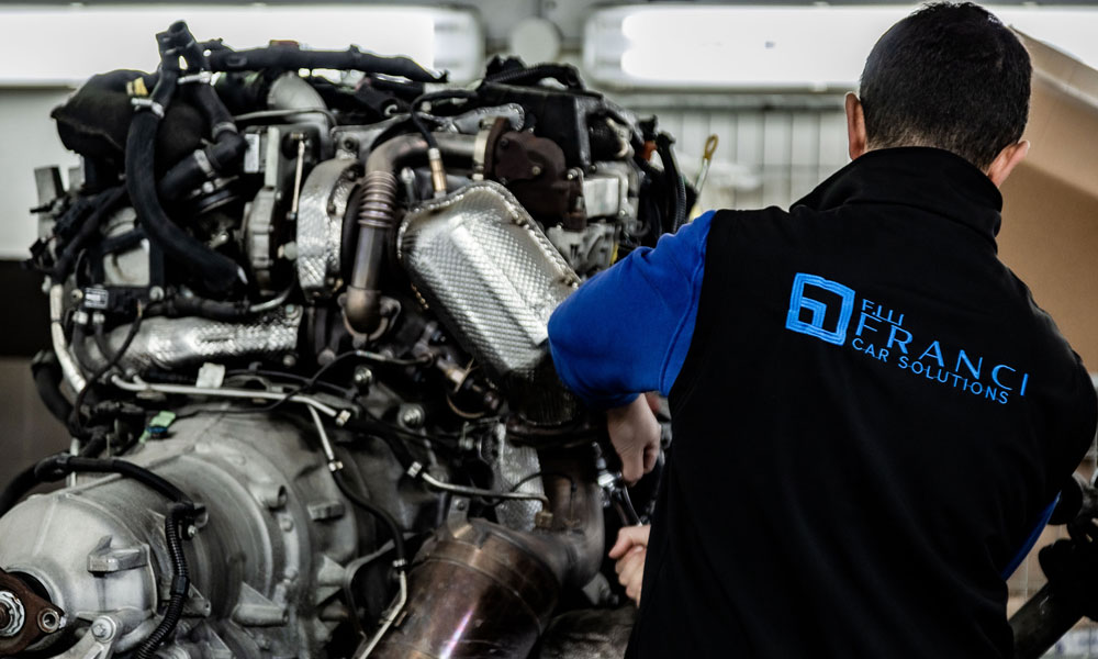 tecnico Fratelli Franci ripara motore in officina