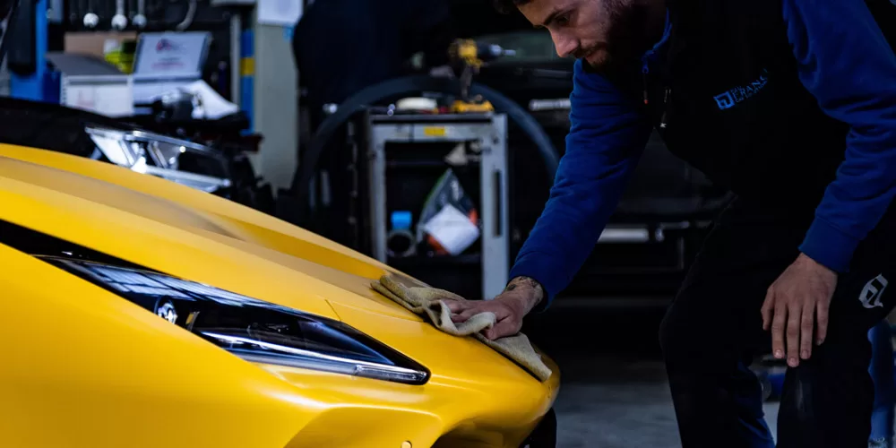 lucidatura di carrozzeria rifinitura a mano