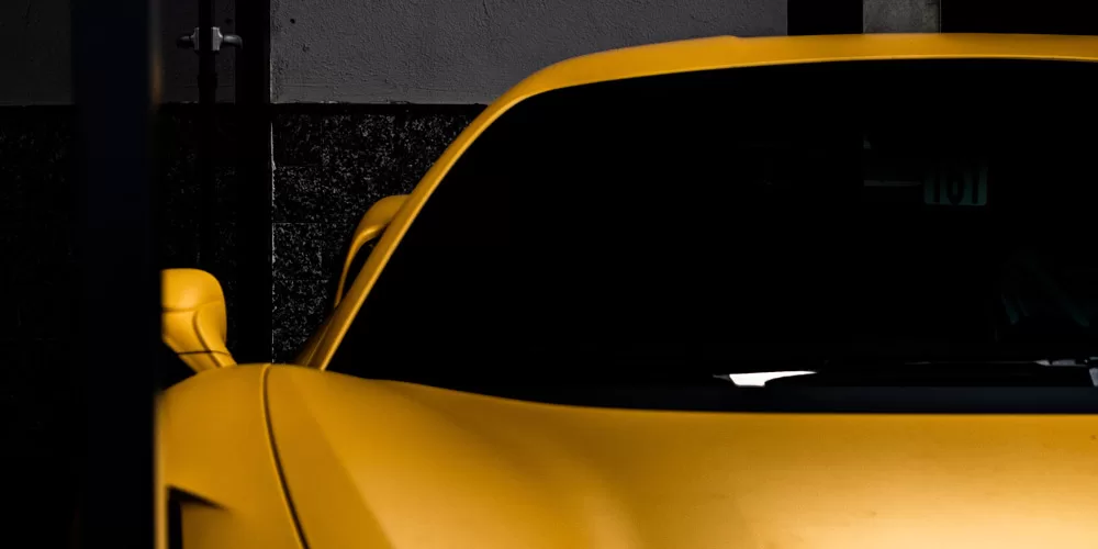 dettaglio frontale parabrezza di una Ferrari gialla