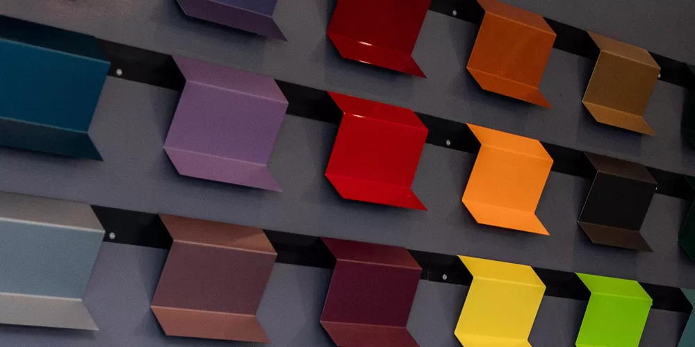 parete con campioni colori vernici per carrozzeria auto