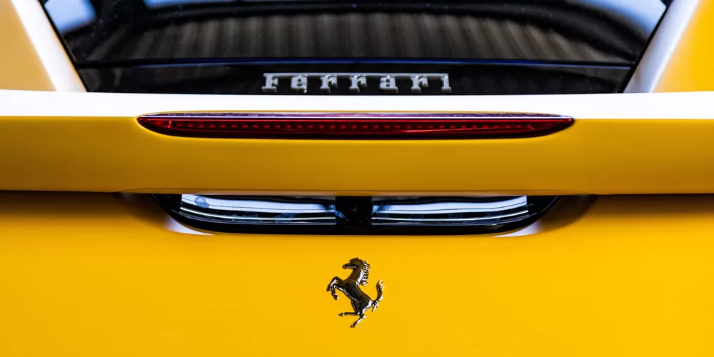 led posteriore di una ferrari gialla