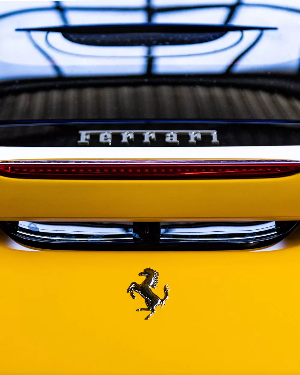 dettaglio di una Ferrari gialla vista da dietro