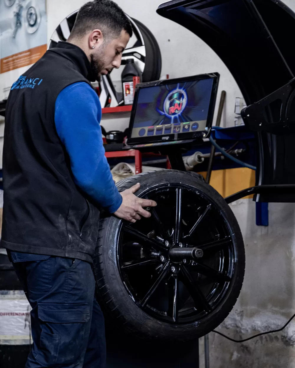 tecnico dell'officina Fratelli Franci che lavora su una gomma